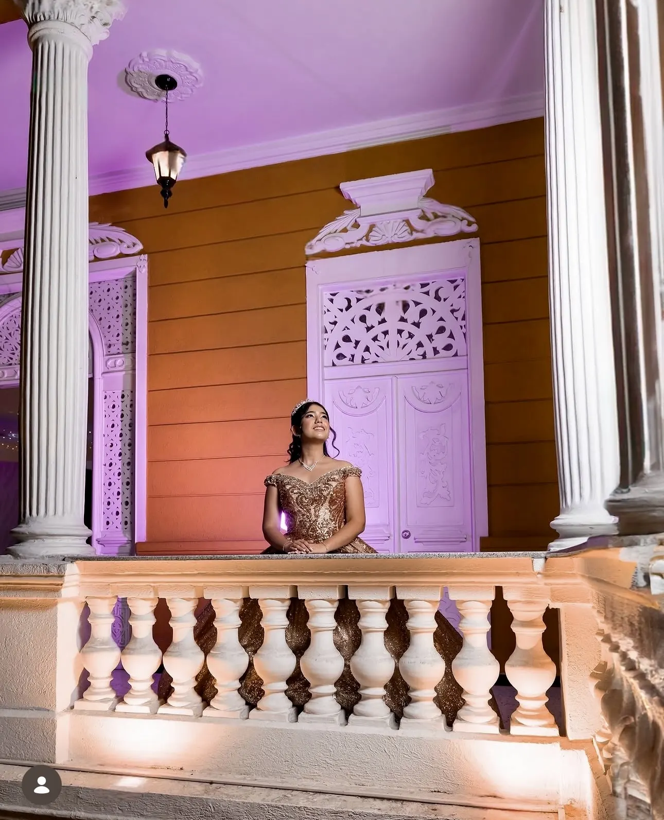 Quinceañera en el balcón de arquitectura medieval