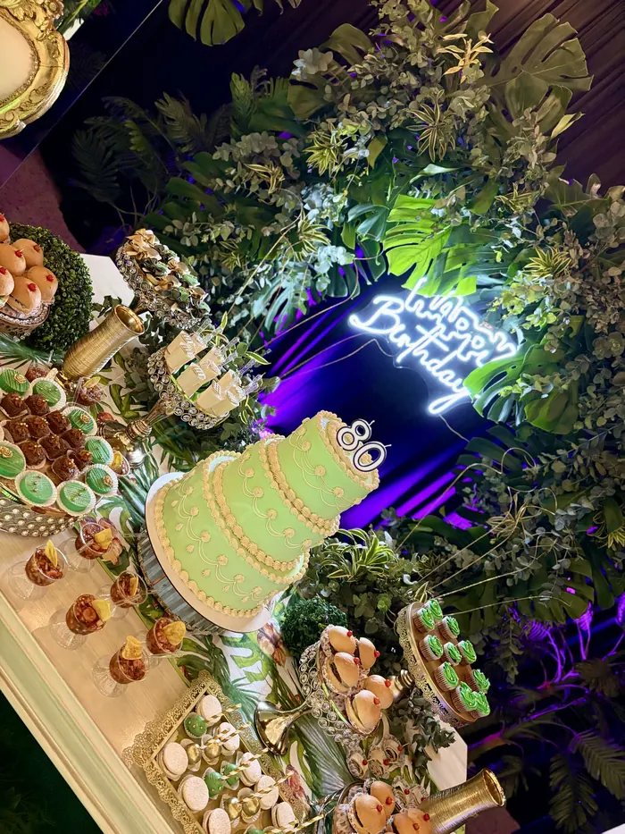 Torta y mesa de jardín